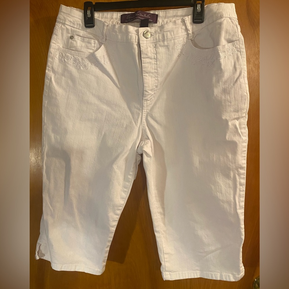 Ladies “GLORIA VANDERBILT” white jean capris